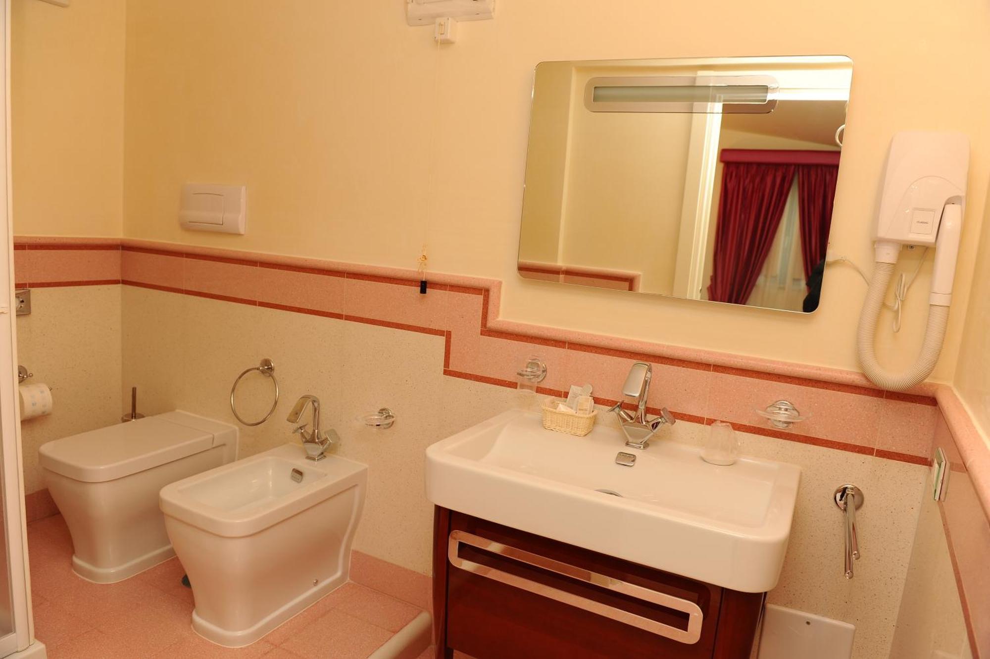 Albergo Le Dodici Lune Montecorvino Rovella Номер фото